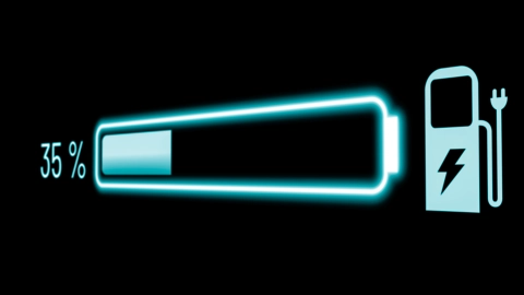 Digitale Anzeige einer E-Auto-Batterie, die bei 35 Prozent Ladung steht.